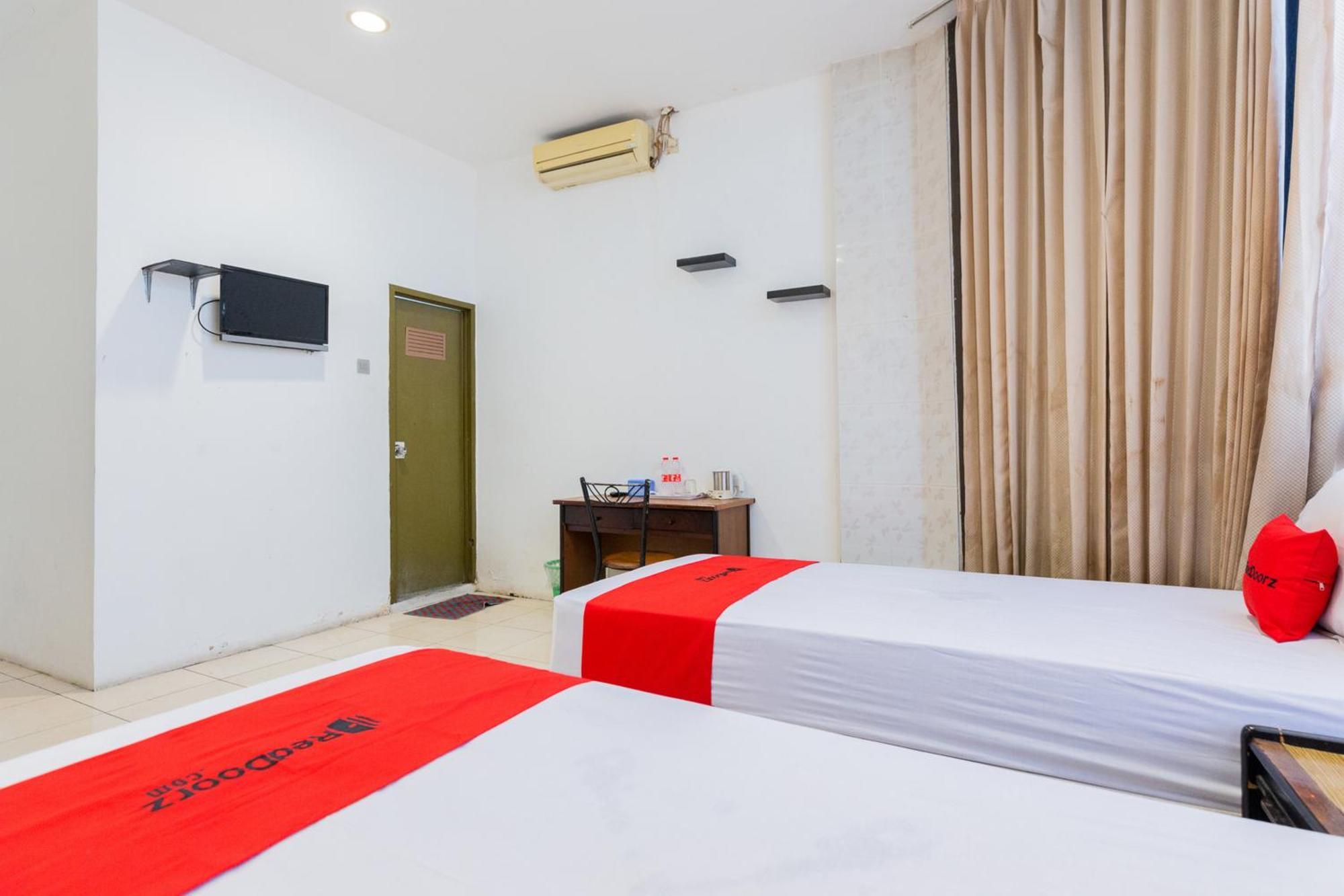 Reddoorz At Sparkling Hotel Surabaya Exterior foto