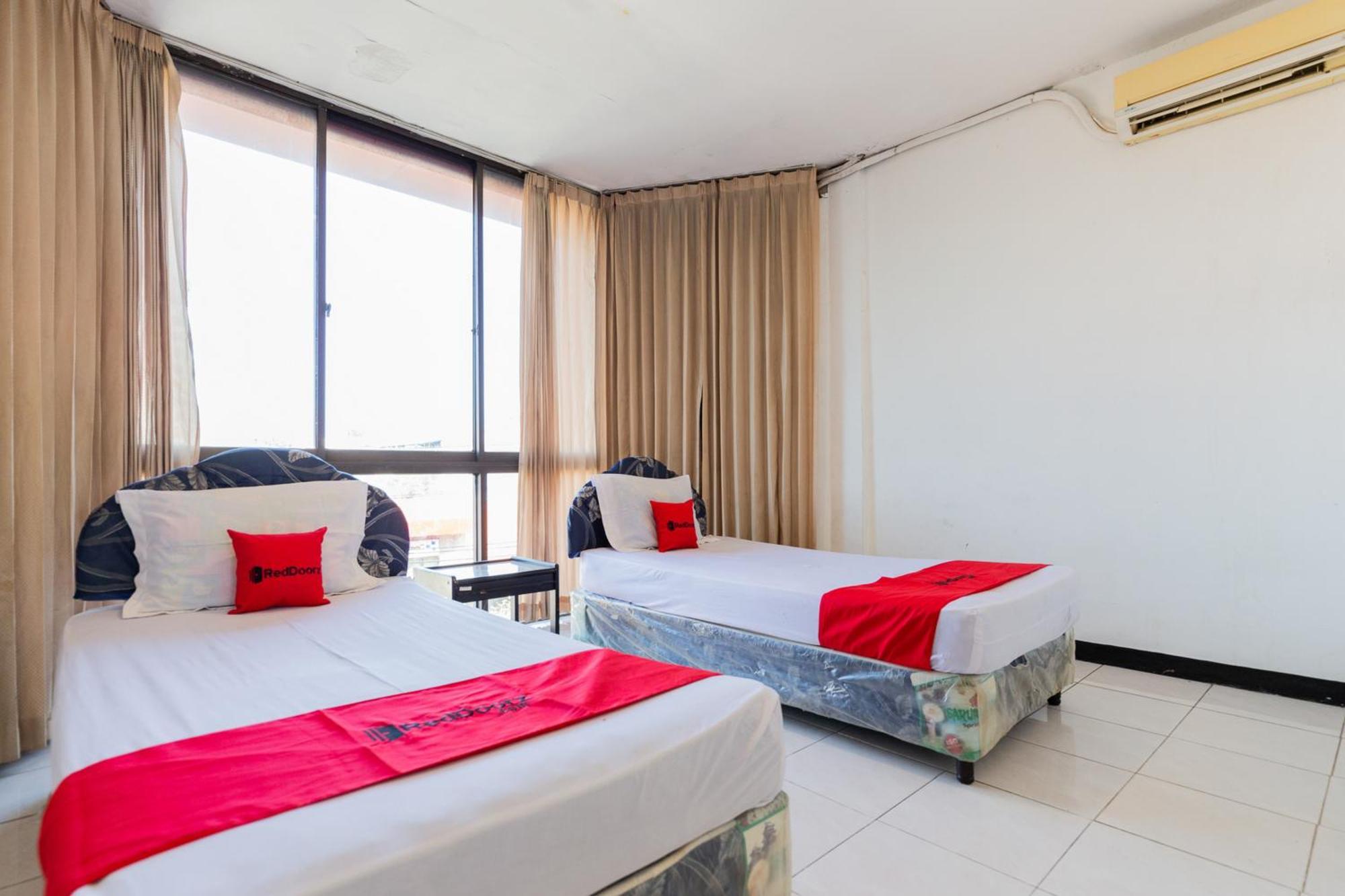 Reddoorz At Sparkling Hotel Surabaya Exterior foto