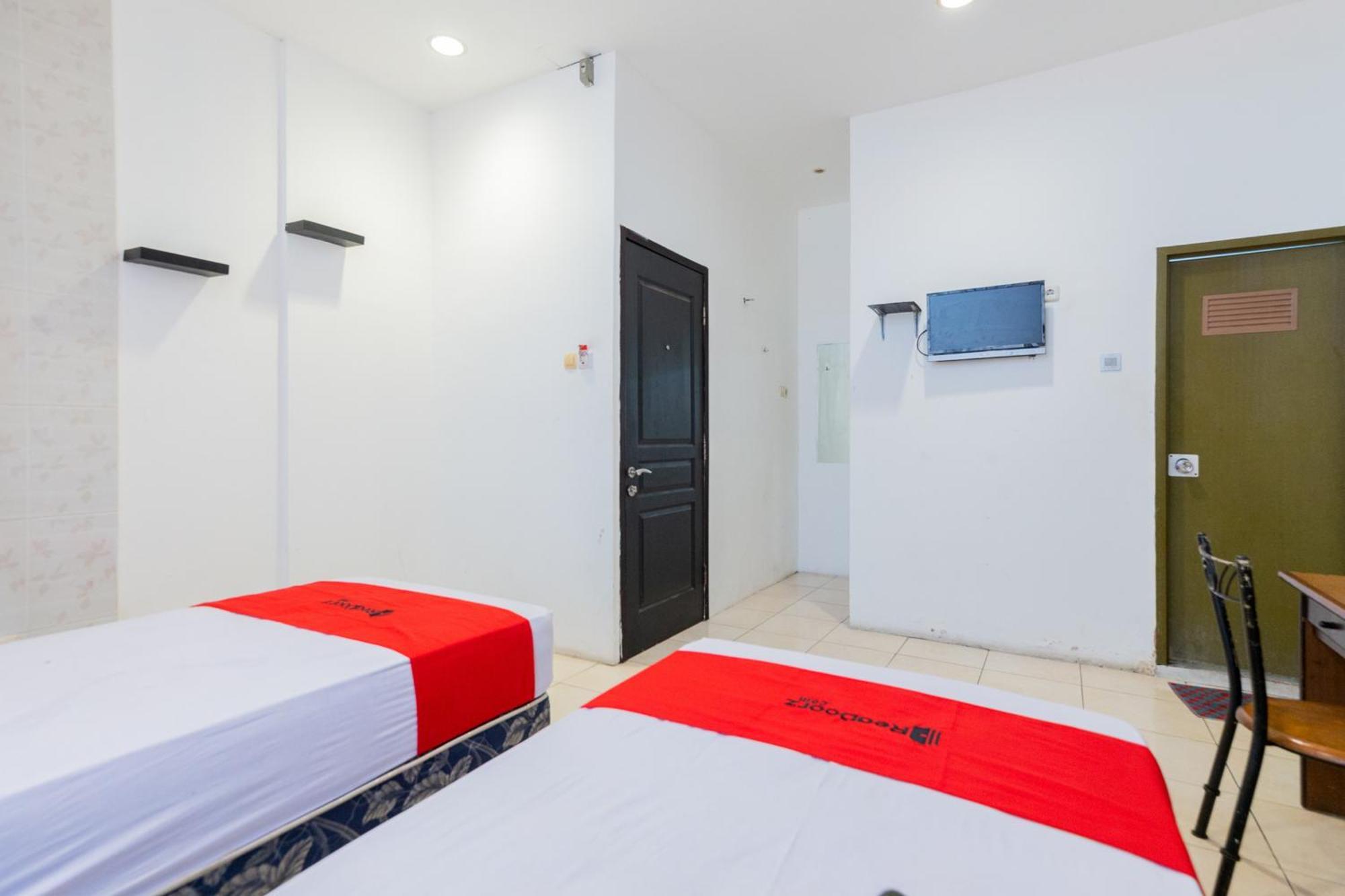 Reddoorz At Sparkling Hotel Surabaya Exterior foto