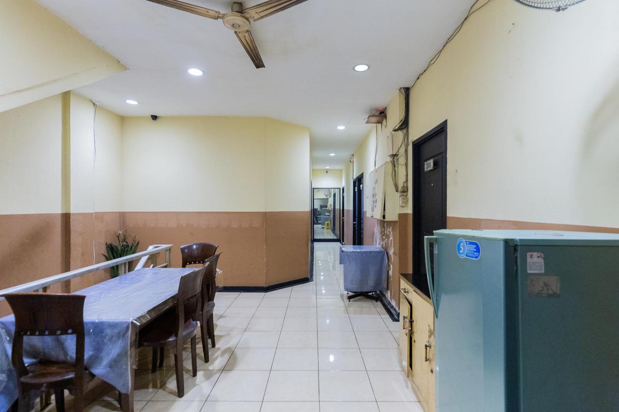 Reddoorz At Sparkling Hotel Surabaya Exterior foto